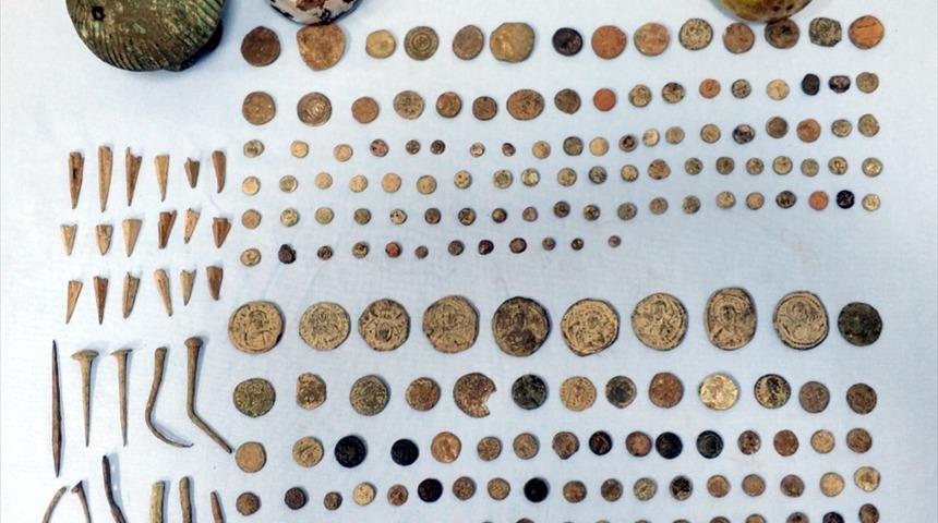 Bin 700 yıllık lahiti satacaklardı! Tarihi eser kaçakçıları yakayı ele verdi