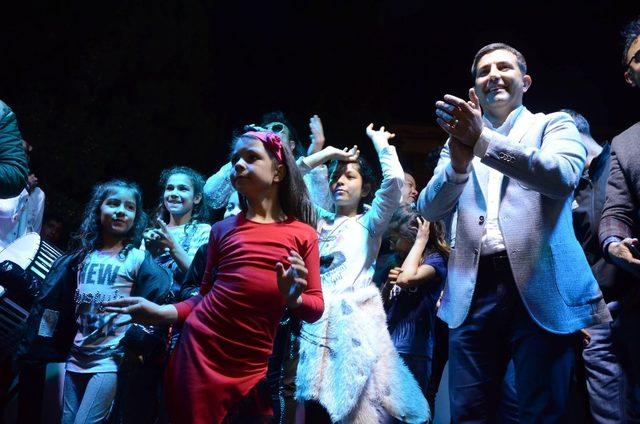 Başkan Günel, Tepe Sokak sakinlerine verdiği sözü tuttu, konser düzenledi