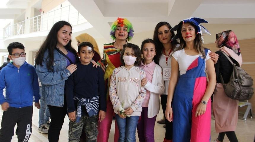 &Uuml;niversiteli &ouml;ğrenciler L&ouml;semili &ccedil;ocuklara moral oldular