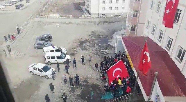 Liseli öğrencilerden polis haftasına özel gösteri