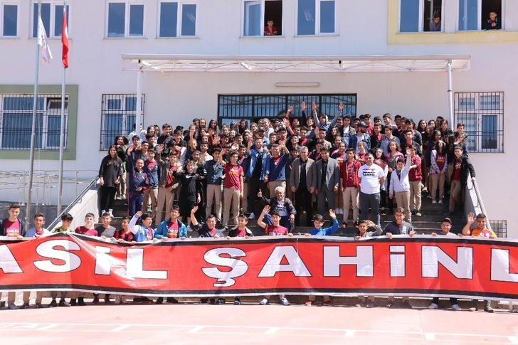 Gazişehir Gaziantep teknik direktörü Altıparmak ve futbolcular öğrencilerle buluştu G1