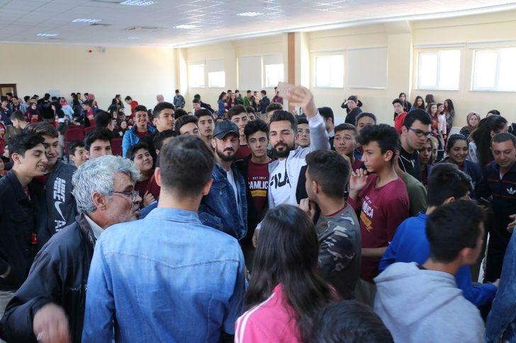 Gazişehir Gaziantep teknik direktörü Altıparmak ve futbolcular öğrencilerle buluştu G3