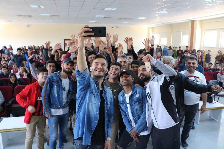 Gazişehir Gaziantep teknik direktörü Altıparmak ve futbolcular öğrencilerle buluştu G4