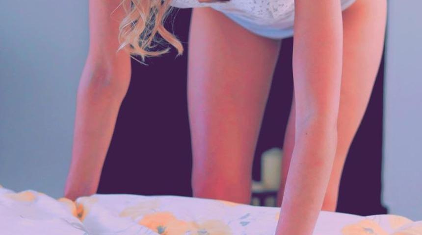 İşini bırakıp &ccedil;ıplak temizlik&ccedil;iliğe başladı!