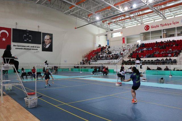 Erzincan’da Gençler Badminton Türkiye Şampiyonası başladı