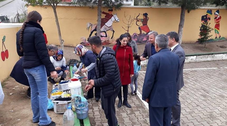 Okulu renklendirdiler