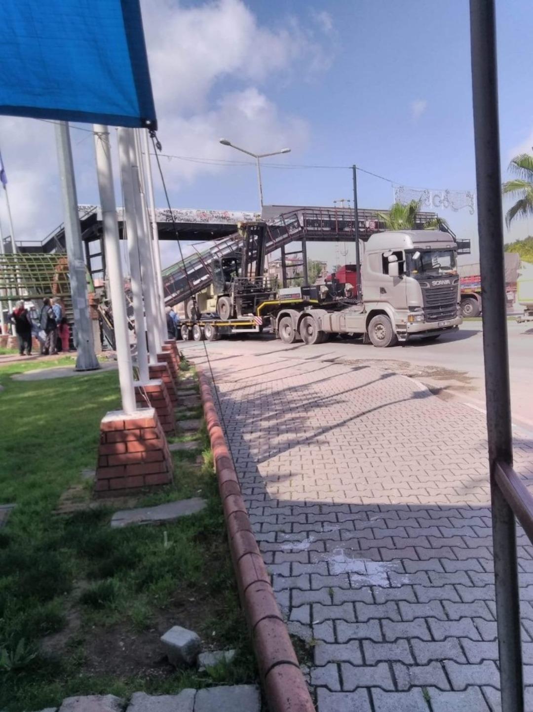 Tır dorsesi üstgeçide çarptı