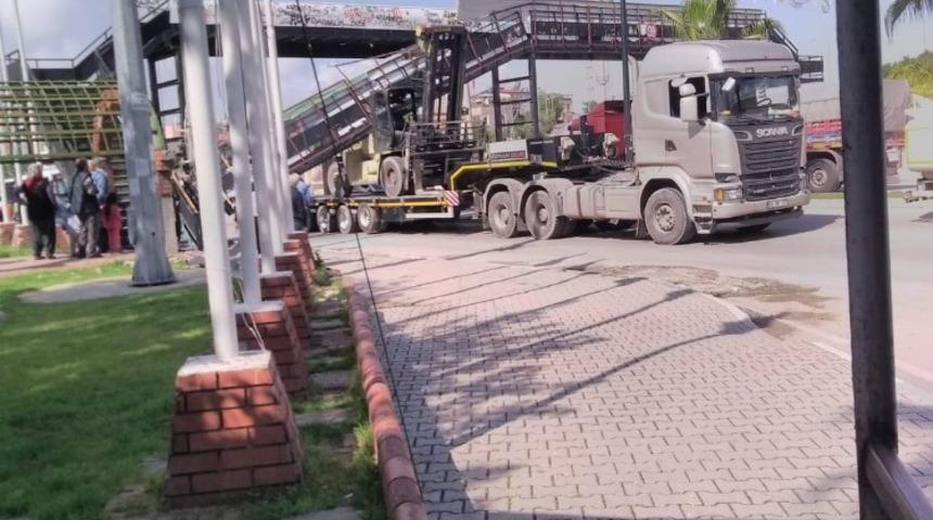 Tır dorsesi üstgeçide çarptı