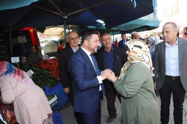 Başkan Arı, 2000 Evler Mahallesi’nde Pazar esnafı ile kucaklaştı