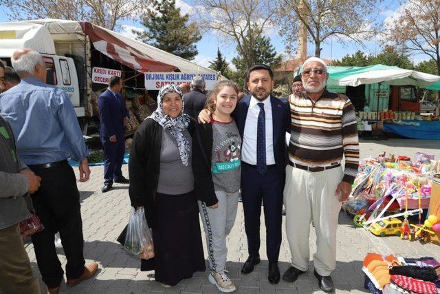 Başkan Arı, 2000 Evler Mahallesi’nde Pazar esnafı ile kucaklaştı