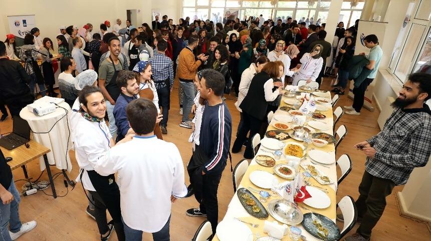 Yabancı &ouml;ğrenciler Gaziantep yemeklerini &ouml;ğrendi