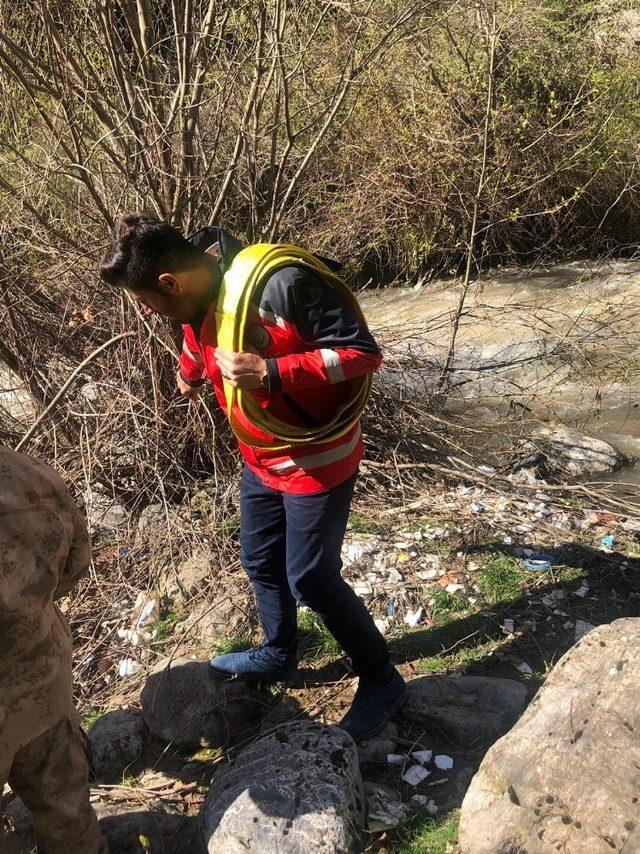 Dereye uçan araçta bir asker hayatını kaybetti