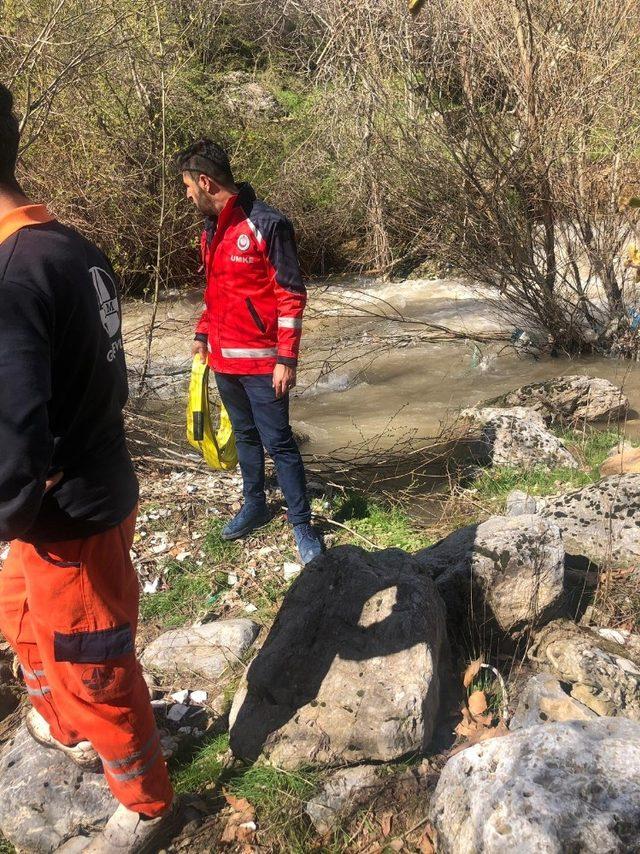 Dereye uçan araçta bir asker hayatını kaybetti