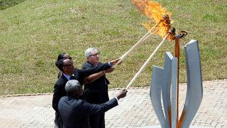 O lider anma töreninde yanlışlıkla First Lady'i yakıyordu