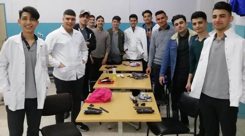 Kuaförlük öğrencilerinden kardeşlerine gönüllü tıraş