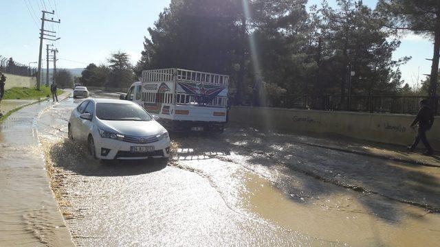 Siirt’te patlayan su borusu nedeniyle yollar gölete döndü