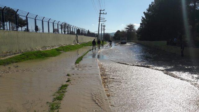 Siirt’te patlayan su borusu nedeniyle yollar gölete döndü