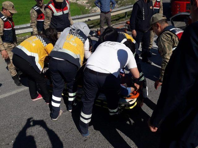 Ambulansla otomobil çarpıştı: 1’i bebek 9 yaralı