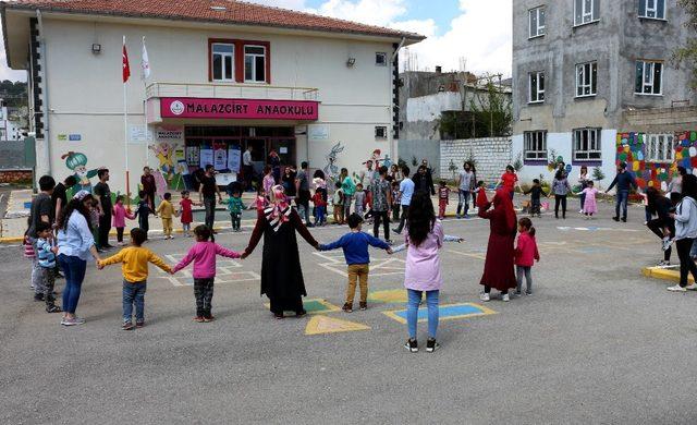 Gençler okulu rengarenk boyadı