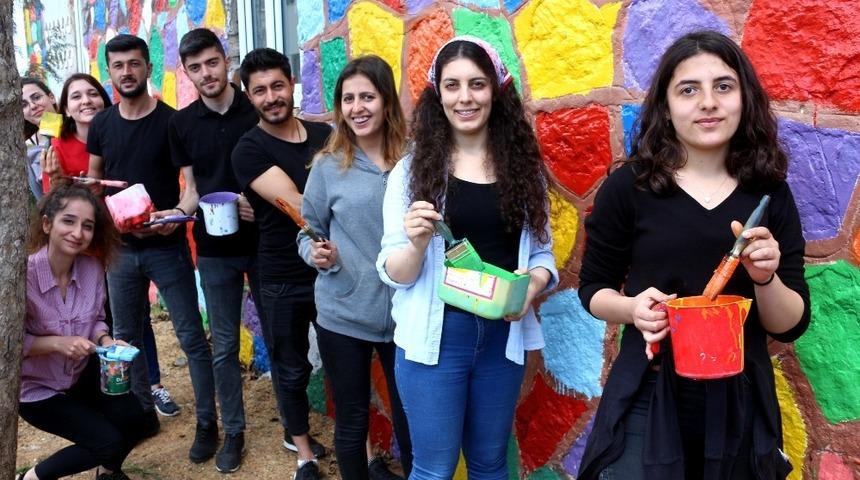 Gen&ccedil;ler okulu rengarenk boyadı