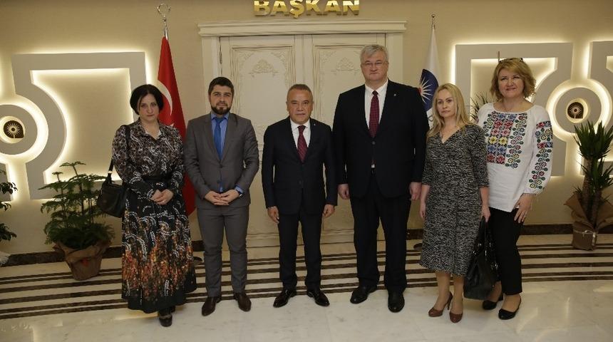 Başkan B&ouml;cek b&uuml;y&uuml;kel&ccedil;ileri ağırladı