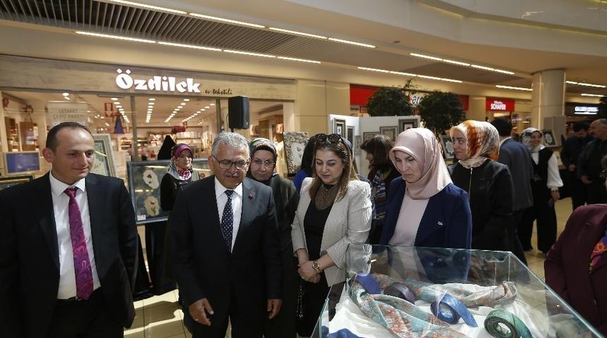 Başkan B&uuml;y&uuml;kkılı&ccedil; KAYMEK sergisini gezdi