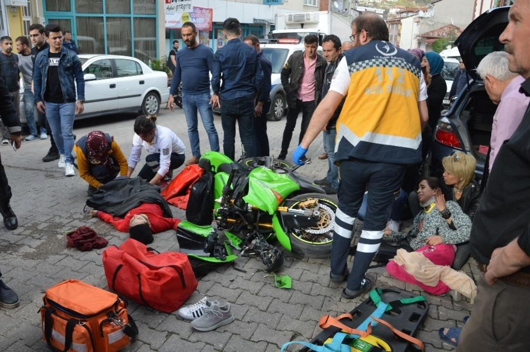 Tokat&rsquo;ta motosiklet &ouml;ğrencilere &ccedil;arptı: 2 yaralı