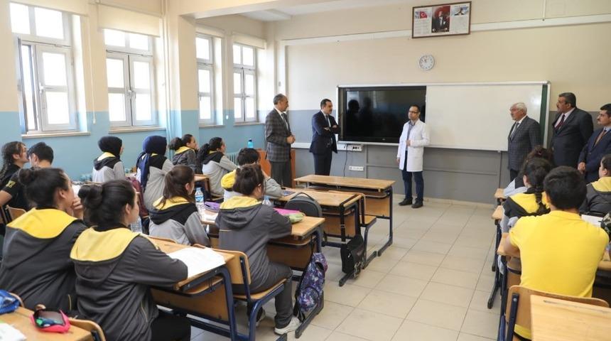Kars Valisi T&uuml;rker &Ouml;ks&uuml;z, Kars Fen Lisesi&rsquo;de