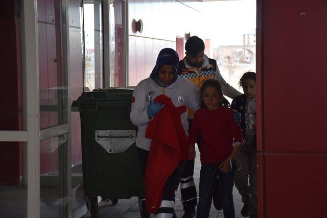 Kars'ta 29 öğrenci, öğretmenlerine sürpriz doğum gününde zehirlendi