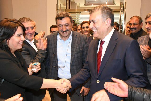  Esenyurt Belediye Başkanı Kemal Deniz Bozkurt mazbatasını aldı
