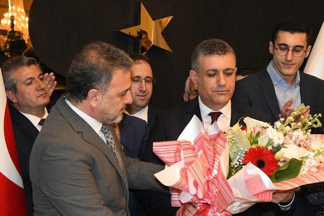  Esenyurt Belediye Başkanı Kemal Deniz Bozkurt mazbatasını aldı