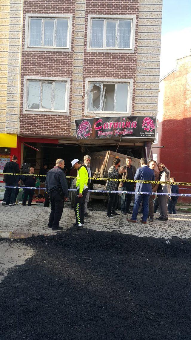 Freni boşalan kamyon kuaf&ouml;re daldı, 2 yaralı (2) 1