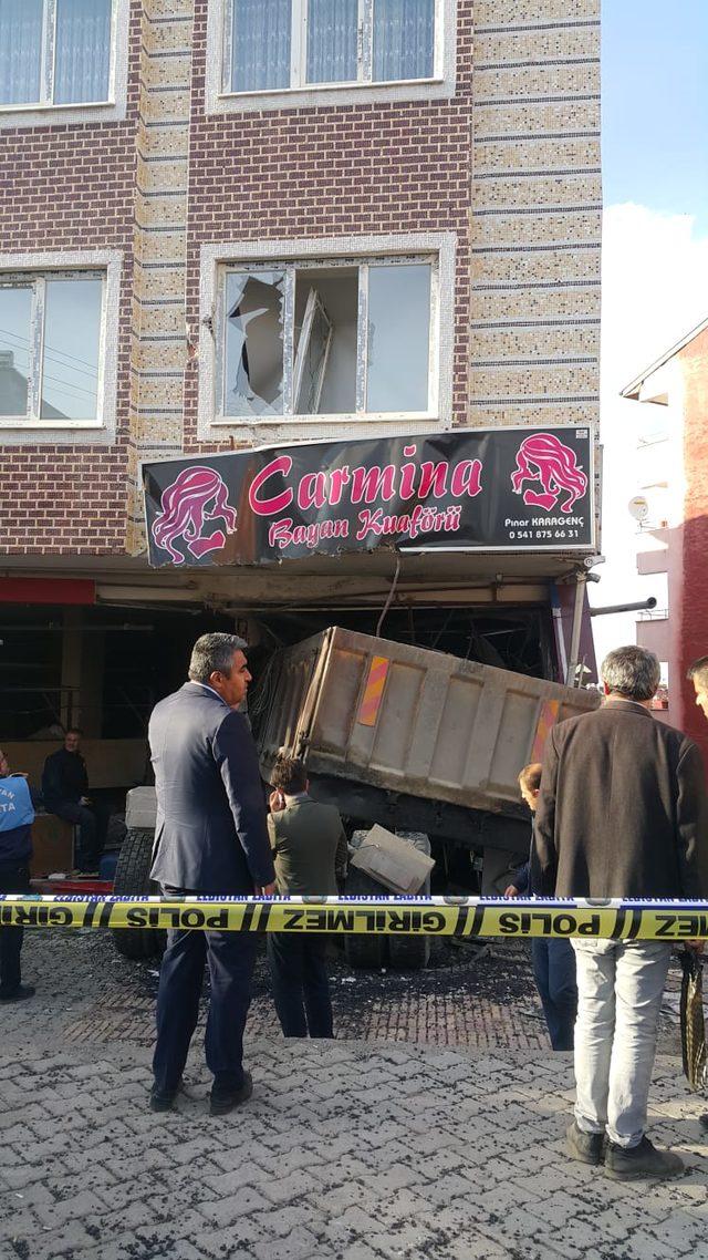 Freni boşalan kamyon kuaf&ouml;re daldı, 2 yaralı (2) 2