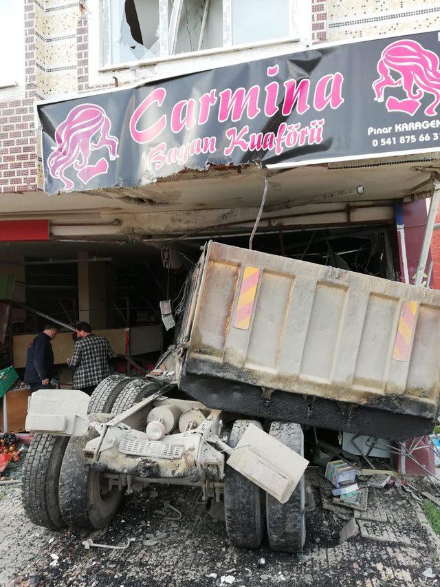 Freni boşalan kamyon kuaf&ouml;re daldı, 2 yaralı (2) 3