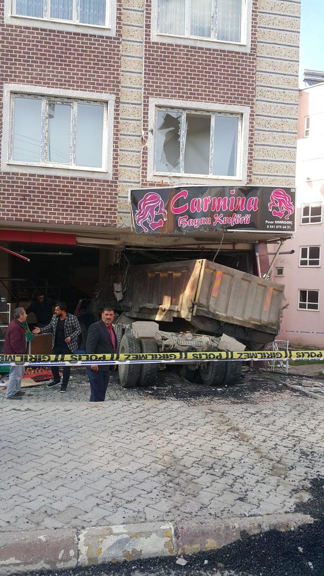 Freni boşalan kamyon kuaf&ouml;re daldı, 2 yaralı (2) 4