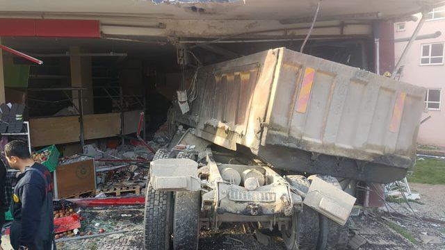 Freni boşalan kamyon kuaföre daldı, 2 yaralı (2)