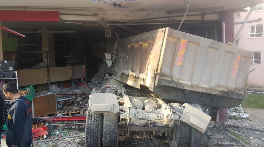 Freni boşalan kamyon kuaf&ouml;re daldı, 2 yaralı (2)