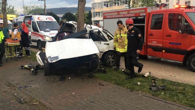 Ağaca çarpan otomobilde can pazarı: 1 ölü