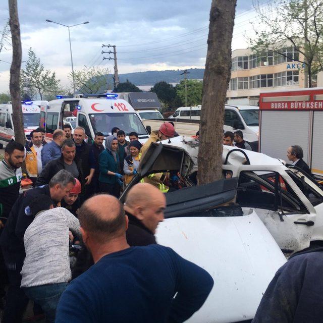 Ağaca çarpan otomobilde can pazarı: 1 ölü