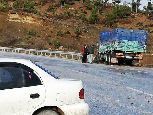 Bursa'da kamyon ile otomobil çarpıştı: 1 ölü, 1 yaralı
