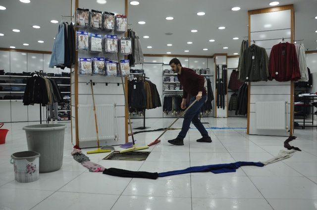 İş yerine su basınca elbiselerle önlem aldı