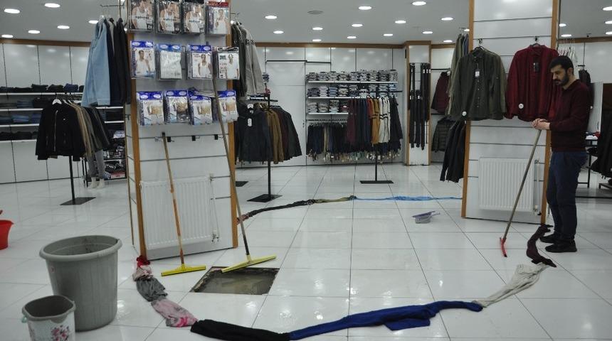 İş yerine su basınca elbiselerle önlem aldı