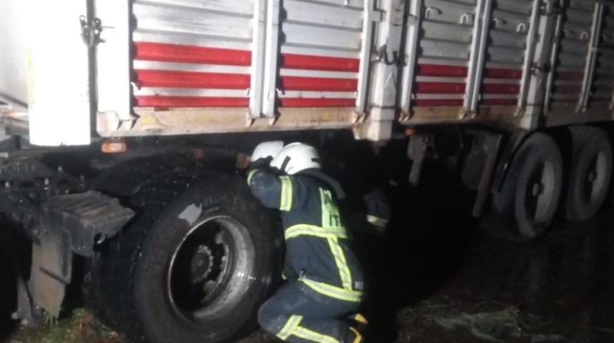 Tır&rsquo;ın lastiği seyir halindeyken yanmaya başladı