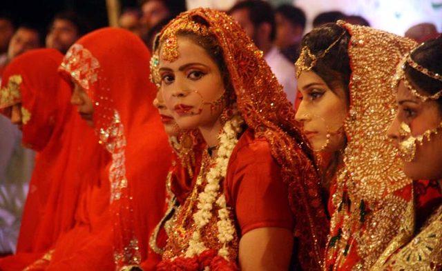 Pakistan’da 100 çiftin evlendiği toplu düğün töreninde renkli görüntüler oluştu