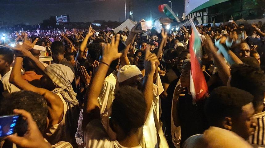 Sudanlılar darbe liderinin görevi bırakmasını kutluyor