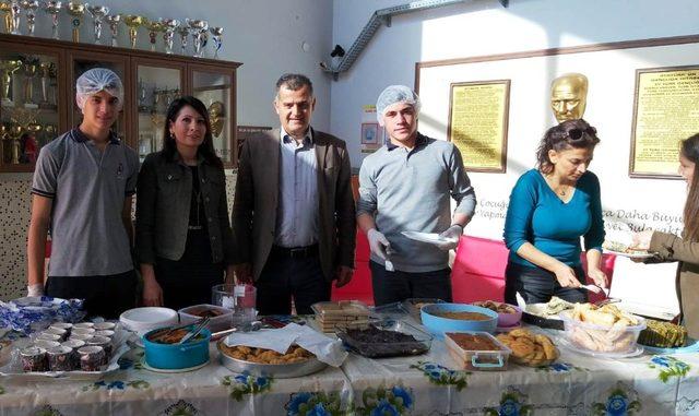 Koçarlı’da öğretmen ve öğrenciler sokak hayvanları için gönüllerini birleştirdi