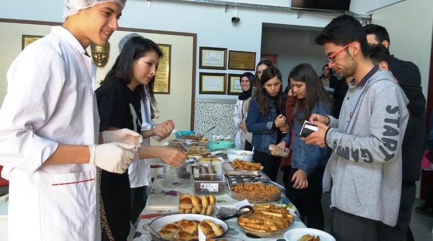 Ko&ccedil;arlı&rsquo;da &ouml;ğretmen ve &ouml;ğrenciler sokak hayvanları i&ccedil;in g&ouml;n&uuml;llerini birleştirdi