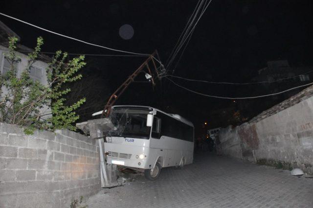 Park halindeyken kendiliğinden hareket eden midibüs duvara çıktı