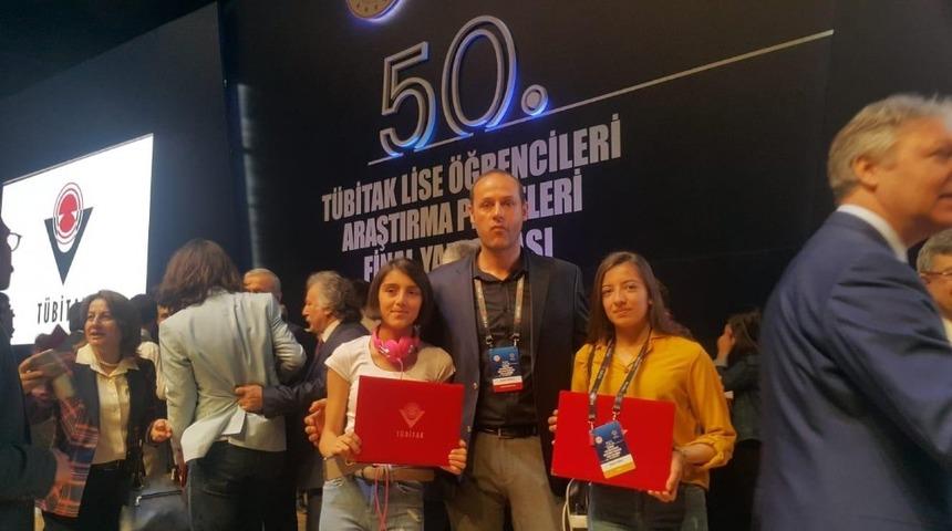 Y&uuml;ksekovalı &ouml;ğrencilere &ldquo;50. T&Uuml;BİTAK lise &ouml;ğrencileri araştırma projeleri&rdquo; yarışmasında teşvik &ouml;d&uuml;l&uuml;