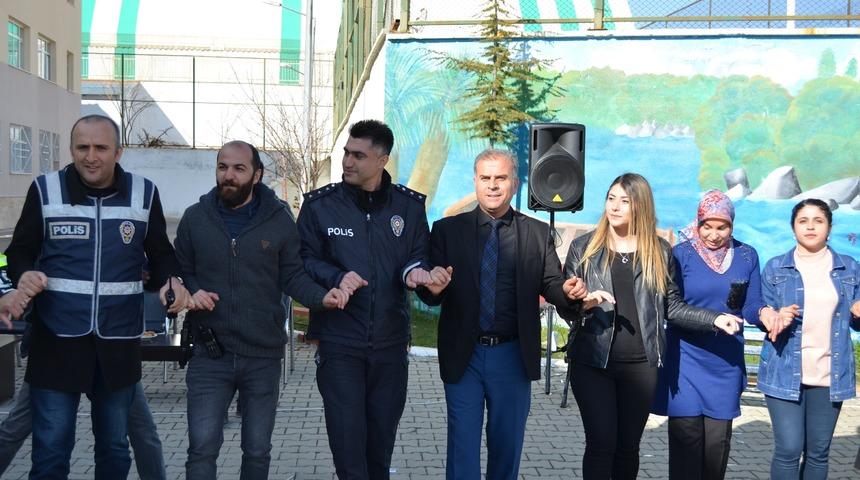 Adilcevaz&rsquo;da yurtta kavga ihbarına giden polislere kutlama